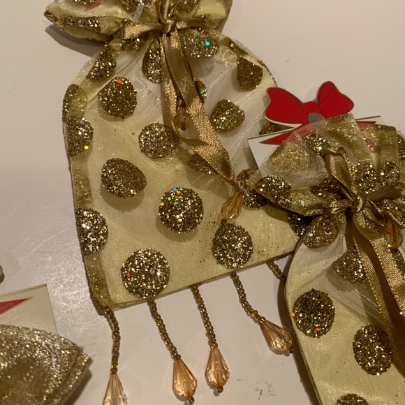 SET OF 5 SMALL GOLD HOLIDAY GIFT BAGS. - Picture 7 of 8
